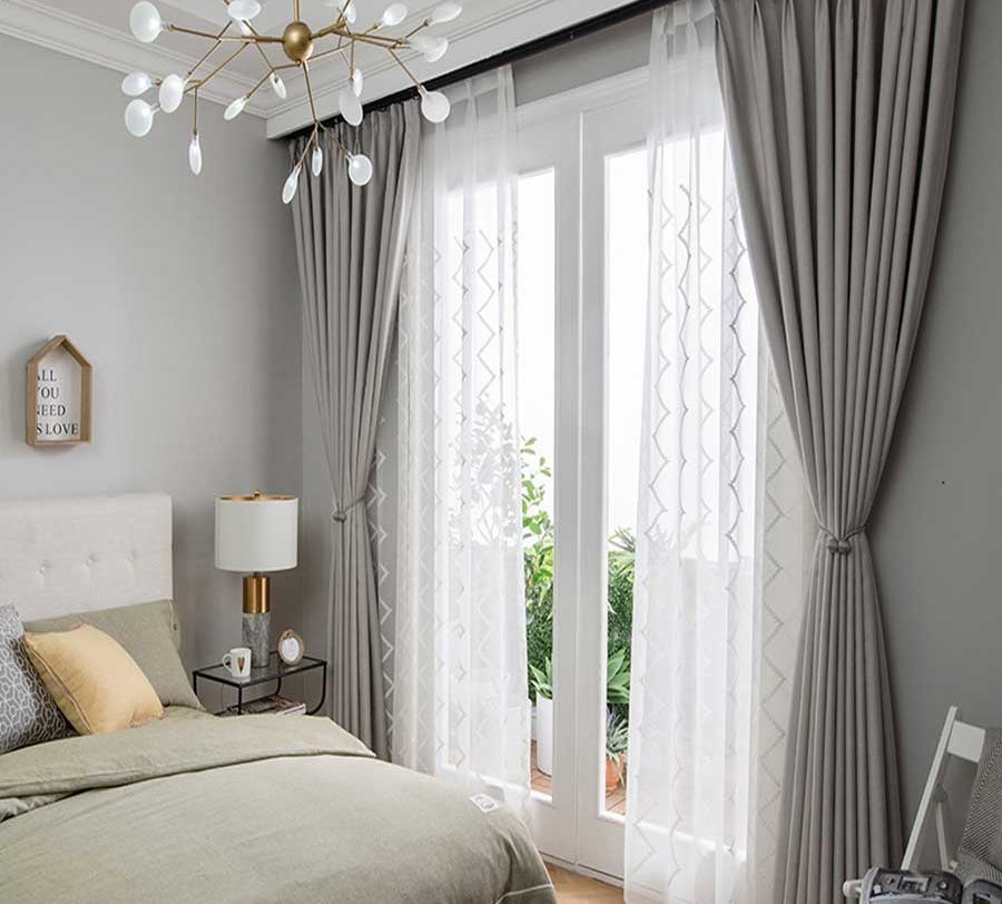 Những chiếc rèm cửa sổ giúp không gian phòng ngủ thoải mái hơn